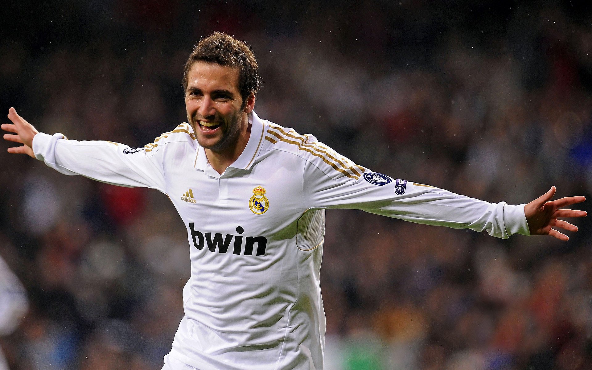 赛场烽火，武切维奇神勇表现助雄鹿力克山东队