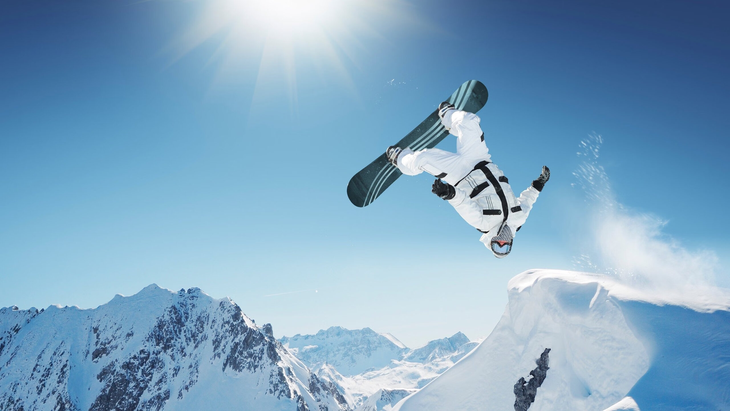 赛道上的英伦玫瑰，塞恩斯领衔阿斯顿马丁鏖战索伯车队